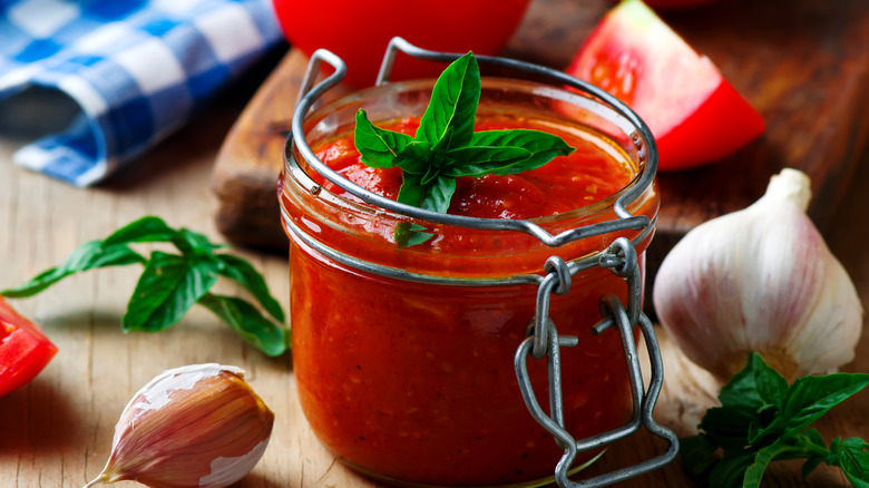 jar of marinara and tomatoes 