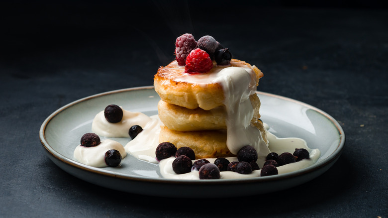 syrniki pancakes with berries and cream