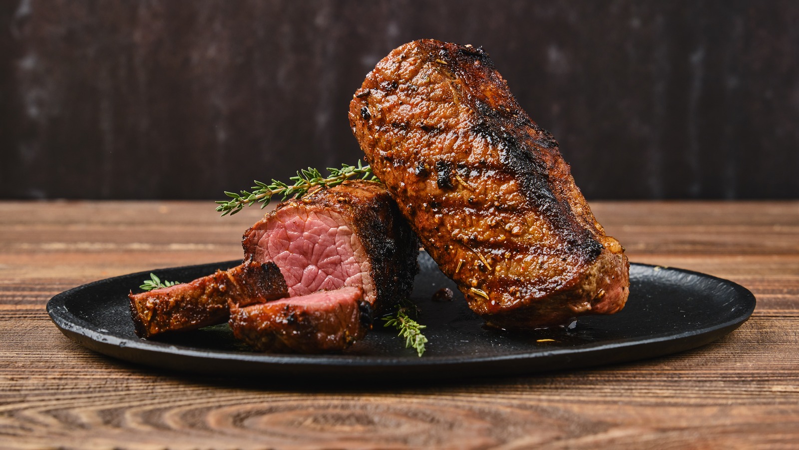 يعتبر ملح الطعام خيارًا باهتًا لتتبيل شرائح اللحم