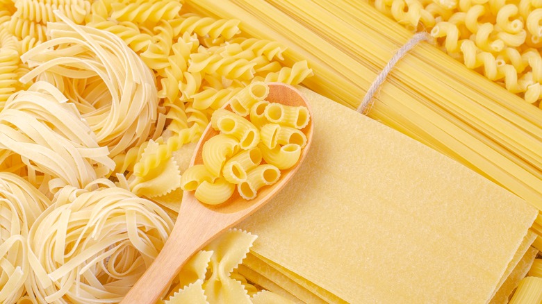 different dried pasta shapes