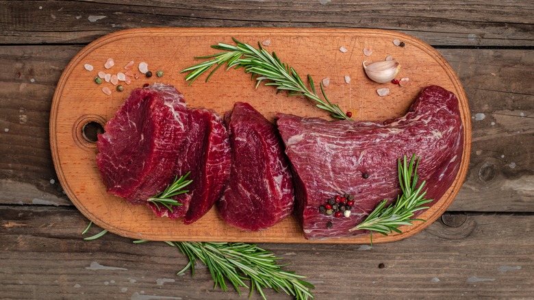 beef tenderloin with herbs and spices