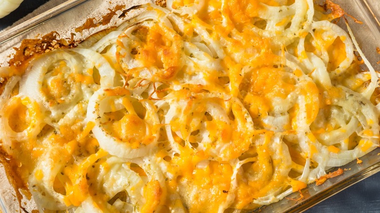 Closeup of a Tennessee onion pizza