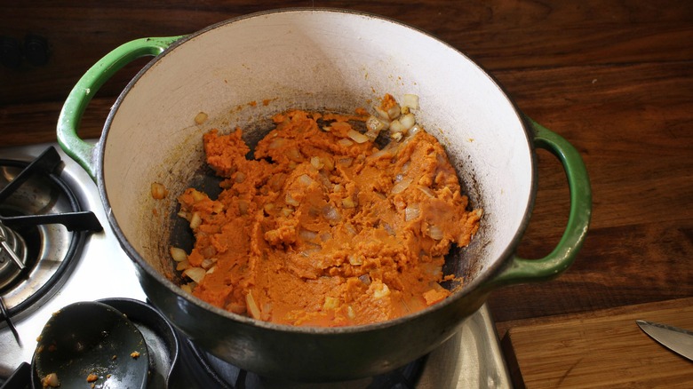 pot with pumpkin puree