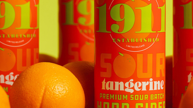 Close up on Tangerine cider and tangerines