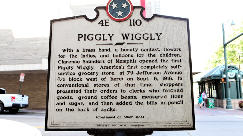 Plaque dedicated to the first Piggly Wiggly store