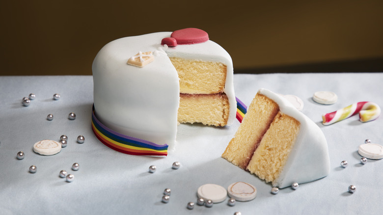 Cake with fondant