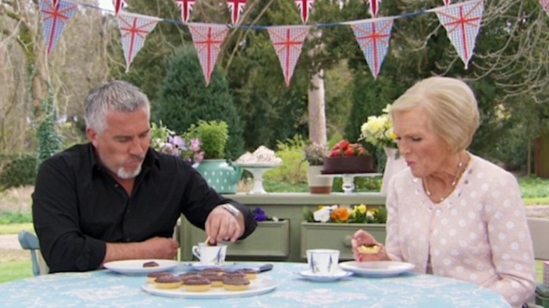 Paul Hollywood dunking cake into tea