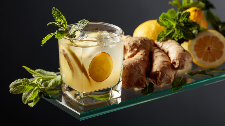 Ginger ale cocktail with lemon