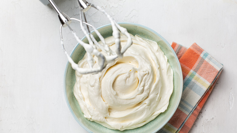 Whipped cream with hand mixer