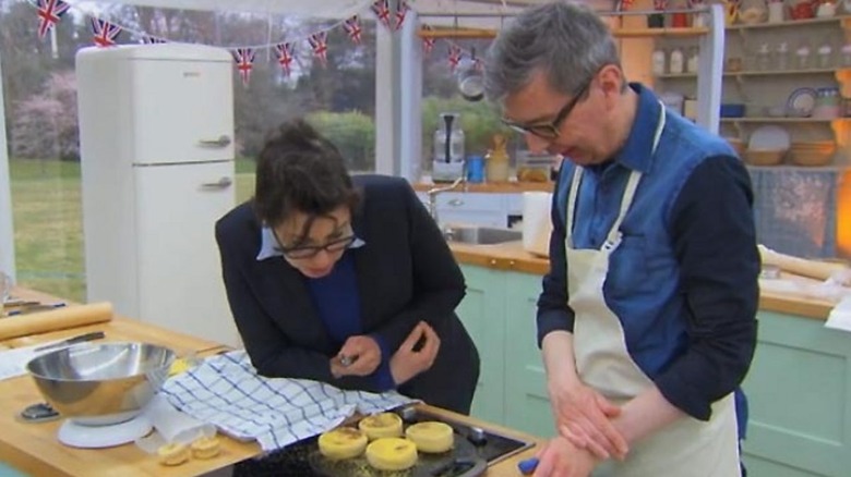Sue puts her elbow in Howard's English muffins