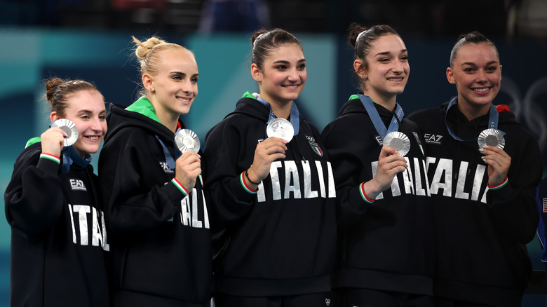 Giorgia Villa and teammates with silver medals 