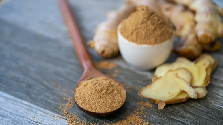 Ginger, fresh and powdered on a spoon