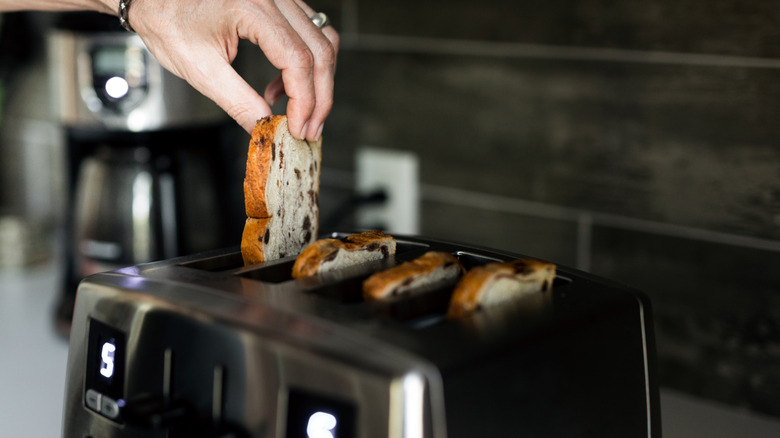 4-slice toaster with raisin bread