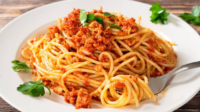 Canned tuna in sauce over pasta