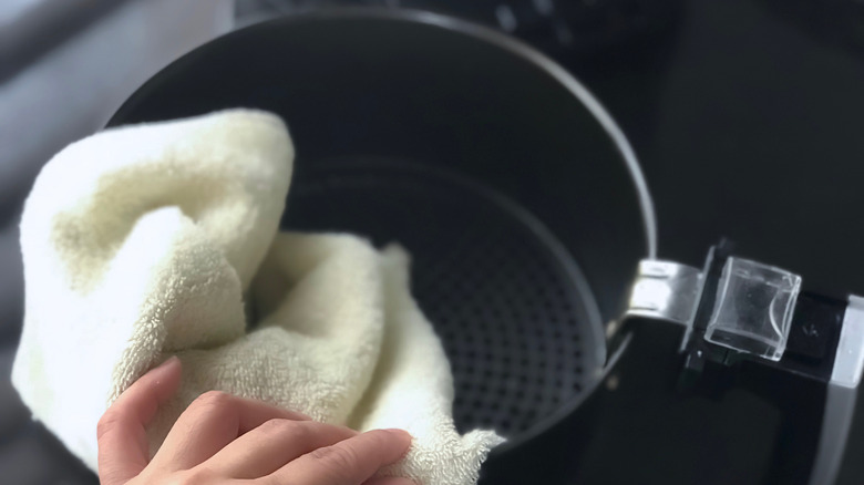 Hand cleaning air fryer basket