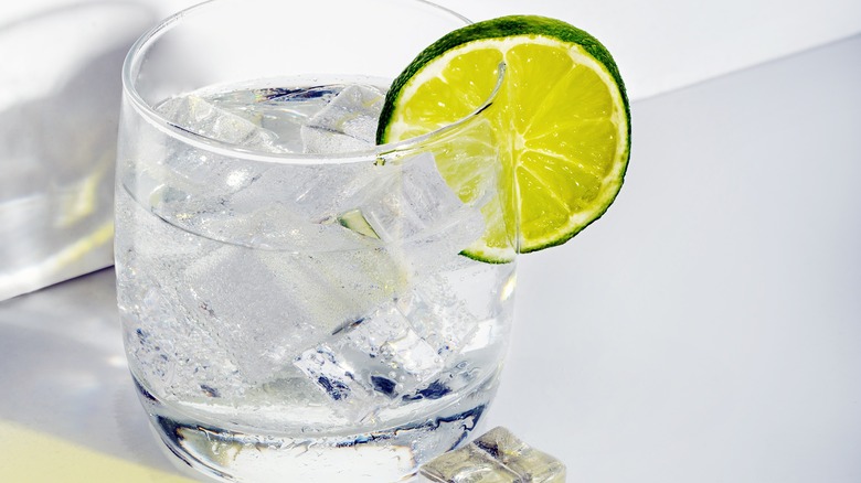 Clear fizzy drink with lime