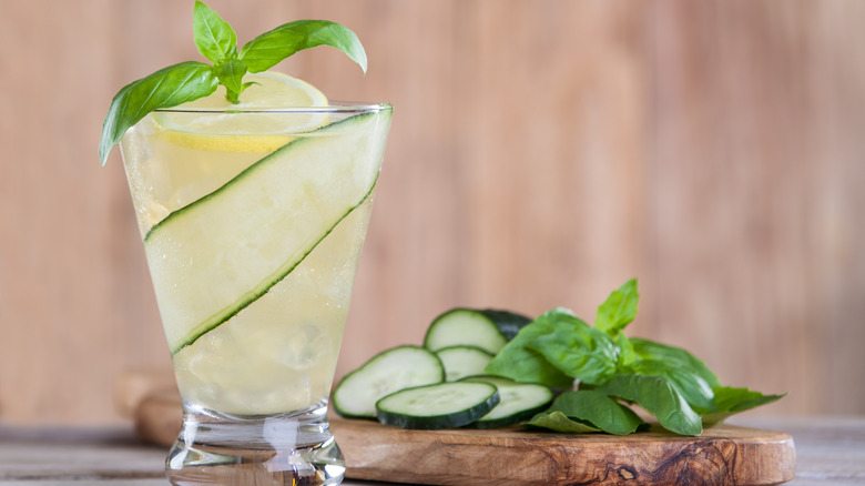 Vodka lemonade with mint and cucumber