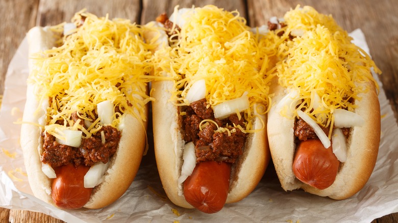 Cincinnati chili hot dog