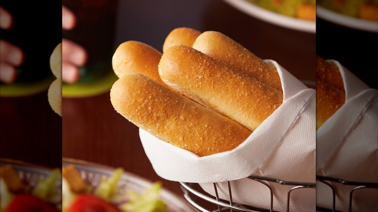 basket of Olive Garden breadsticks