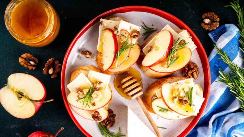 brie crostini with honey and apples
