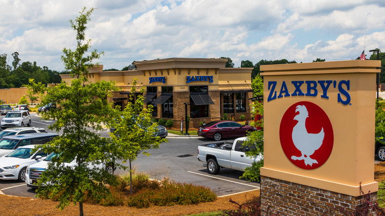 Zaxby's location with cars