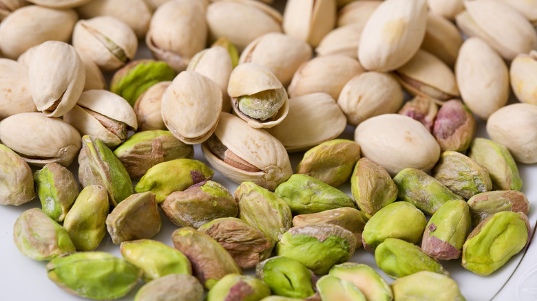 shelled and unshelled pistachios