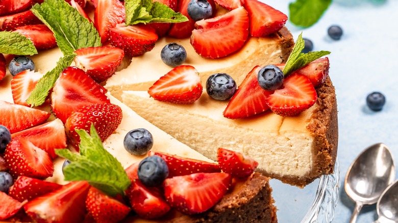 Cheesecake slices with fruit