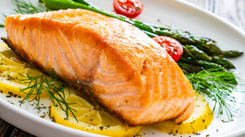 Baked salmon with asparagus on plate