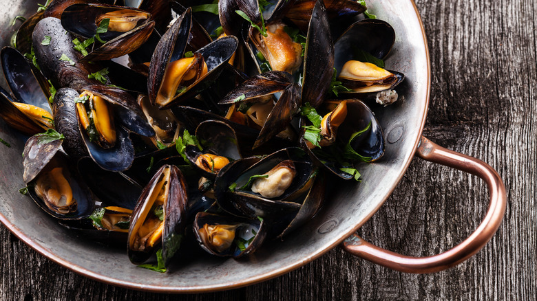 skillet of mussels