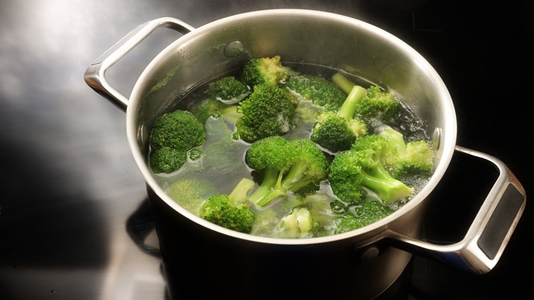 Boiling broccoli in pan