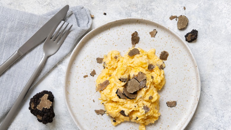 Scrambled eggs with truffle shavings