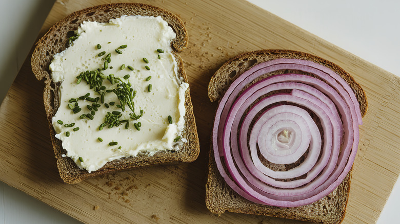 Raw onion sandwich