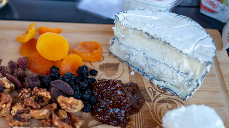 Humboldt Fog cheese plate