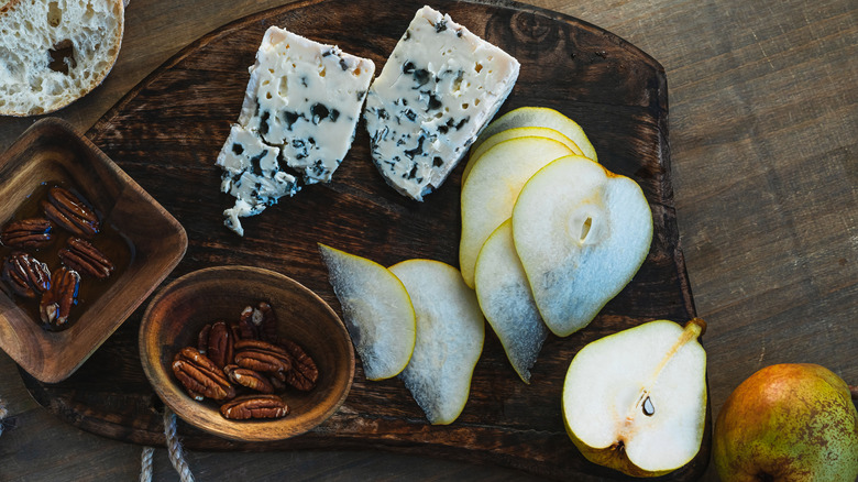 Pears plated with blue cheese