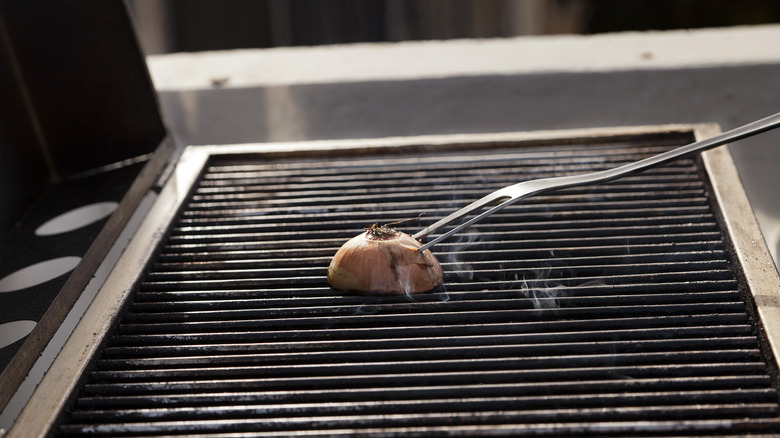 cleaning grill grates with onion
