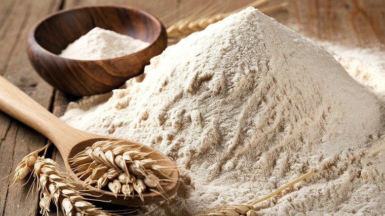 pile of wheat flour beside spoon of wheat