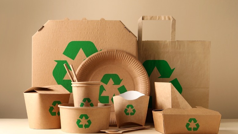 Eco-friendly paper takeout food packaging