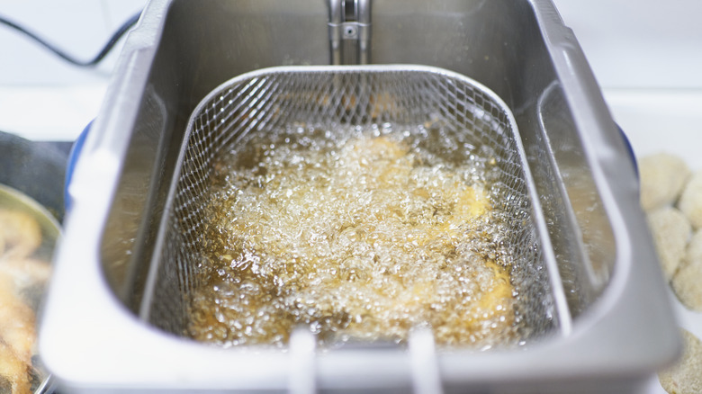 Food frying in a deep fryer