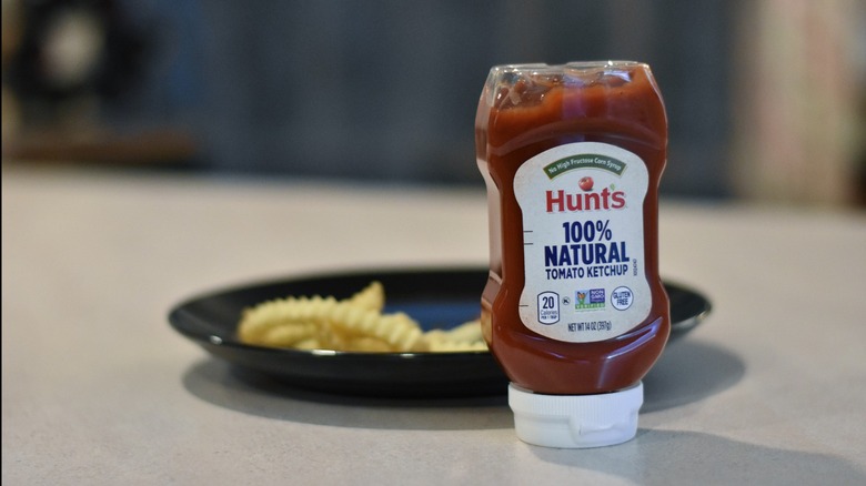 Hunt's tomato ketchup with fries