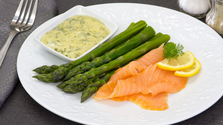 A boat of béarnaise sauce with tarragon