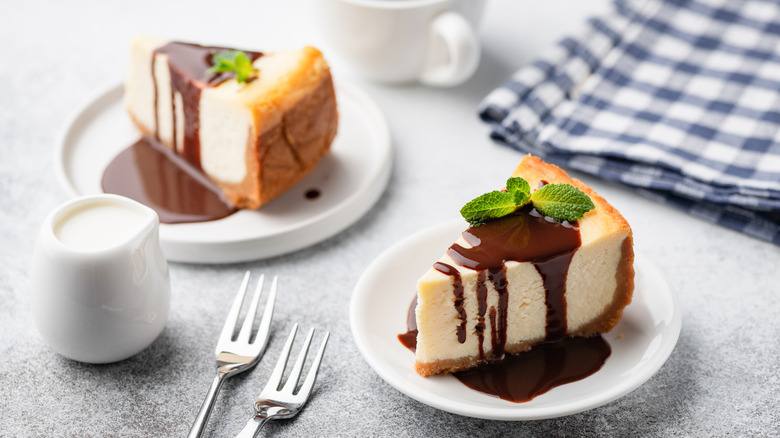 Slices of cheesecake with chocolate sauce