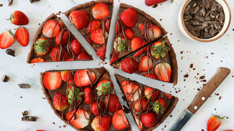 Strawberry-chocolate tart