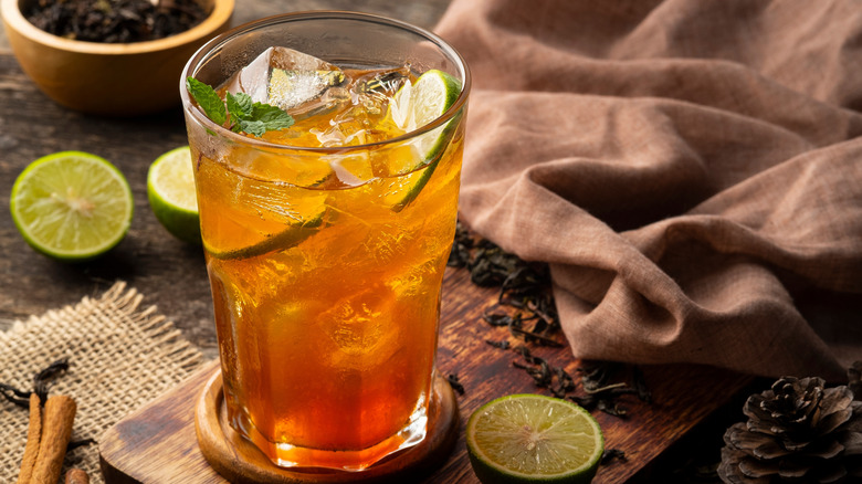 Iced black tea with lemon