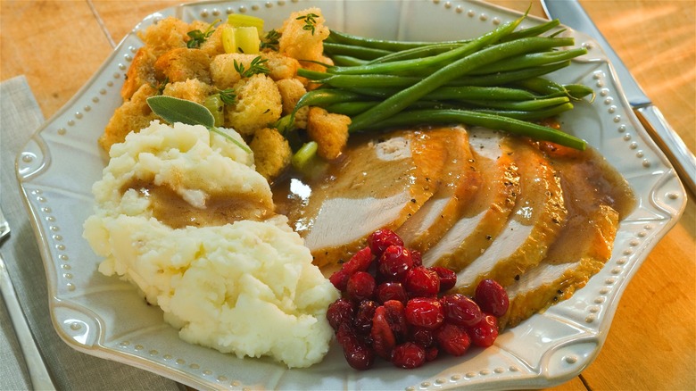 Plate of thanksgiving food