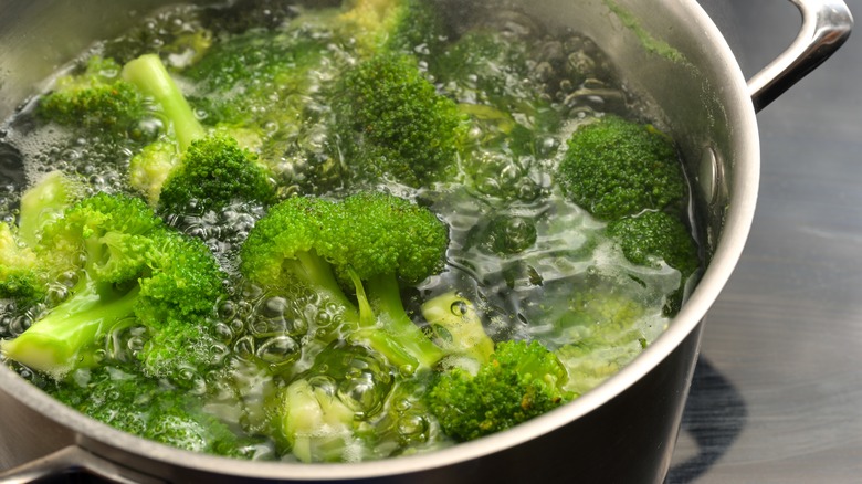 Blanching broccoli in a pot