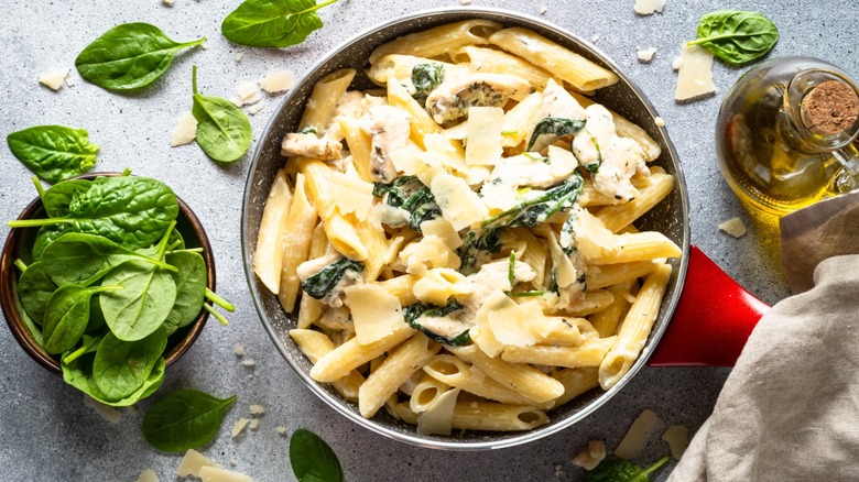Pasta with chicken in creamy sauce