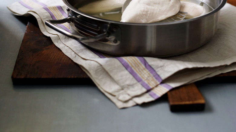 Poaching chicken breasts in pan