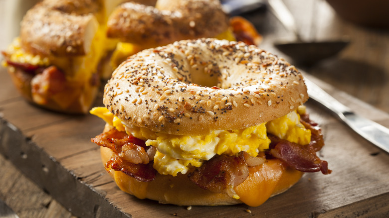 Seeded bagel with egg and bacon