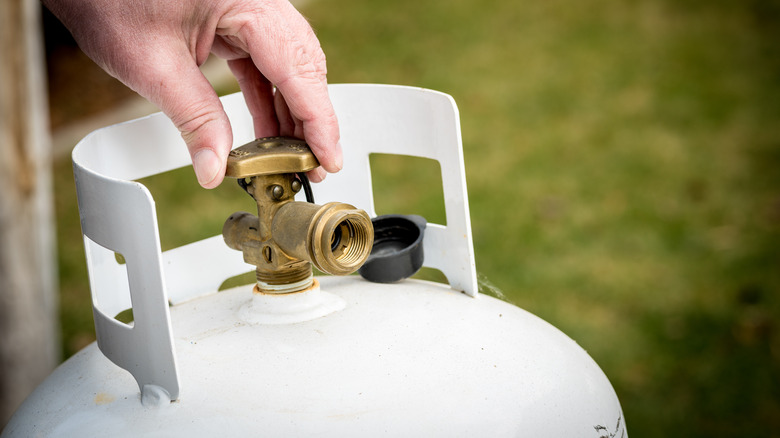 Person swivelling valve propane tank