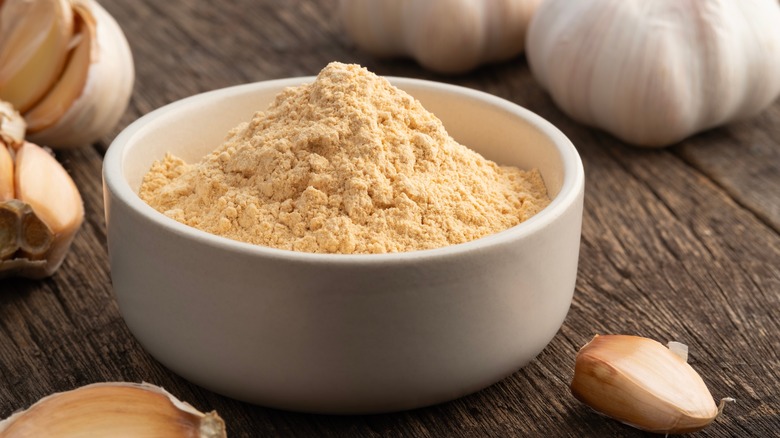 garlic powder in white bowl